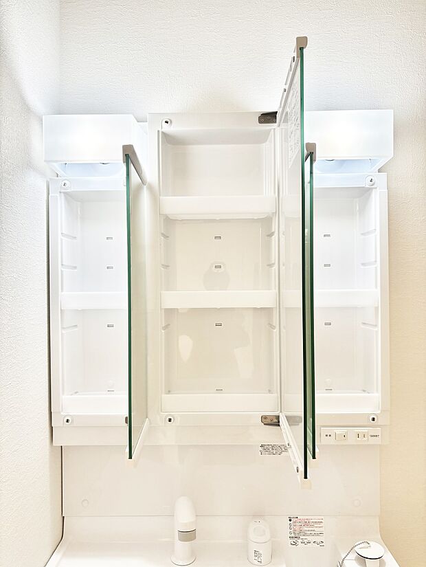 【三面鏡裏収納】三面鏡の裏に、化粧品や衛生用品などを収納可能。洗面台をすっきりと保ちます！