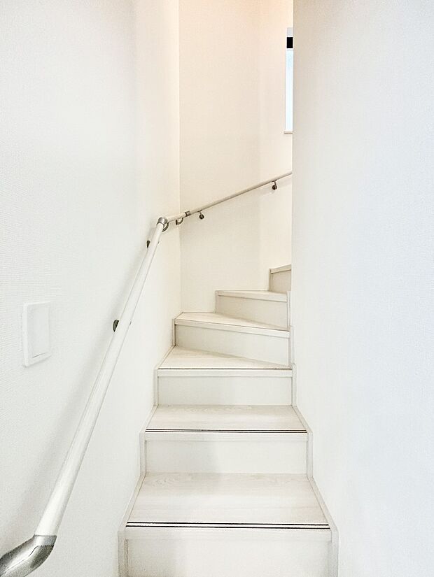 【その他内観】安全性を考慮し階段には手すりを設置しています