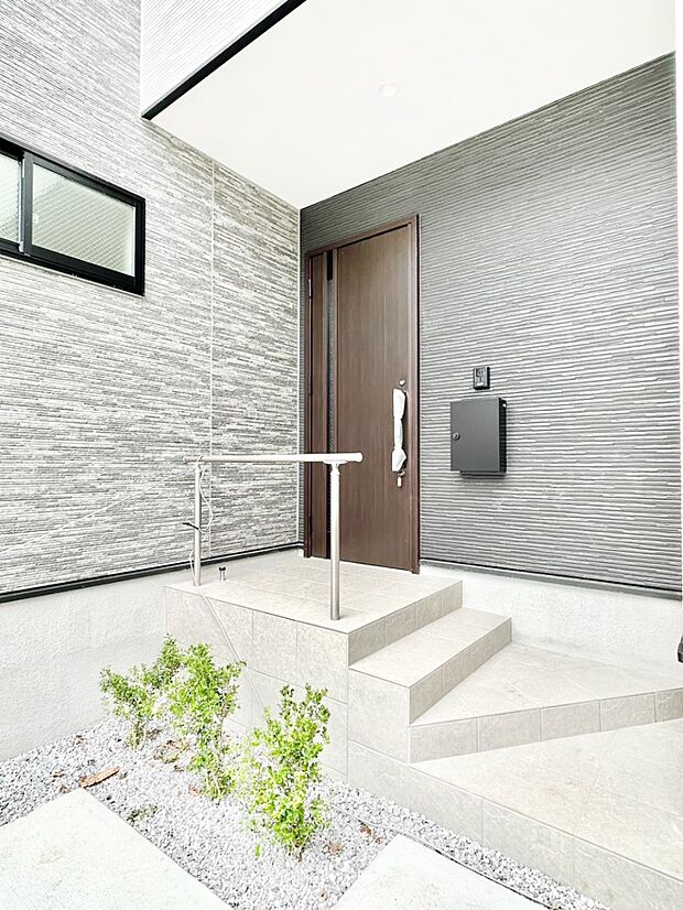 【玄関】住まいの顔を演出する、玄関ドア