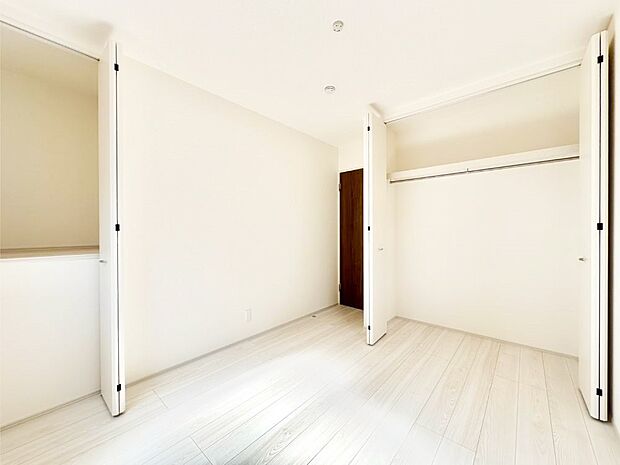 【寝室】収納が充実しているので居住スペースを広々使えます  