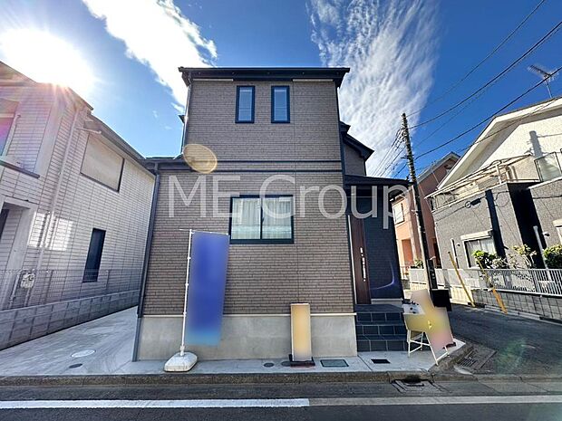 【現地外観写真】陽光と開放感に恵まれた角地を活かした住まい。ゆとりが笑顔を生む心地よい生活！