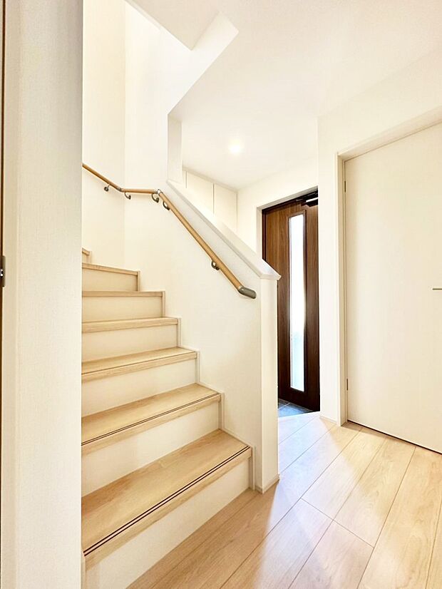 【その他内観】安全性を考慮し階段には手すりを設置しています