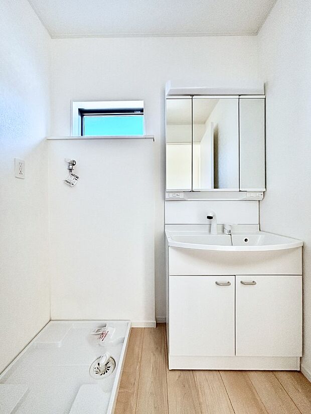 【洗面台・洗面所】大きく見やすい三面鏡で清潔感ある洗面台は、身だしなみチェックや肌のお手入れにおすすめです。