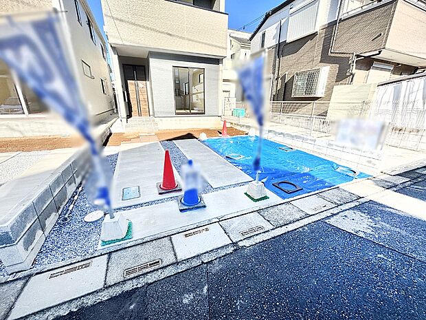 【駐車場】車の出し入れスムーズ！並列駐車2台分のカースペース付きです。