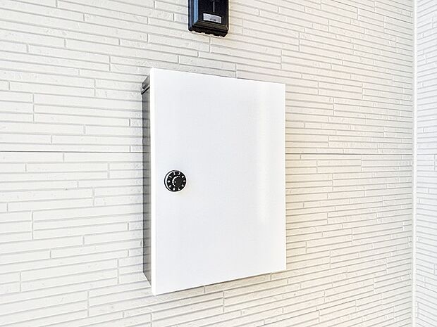 【その他現地】大切な郵便物の盗難を防止してくれるダイヤル錠付きのポスト