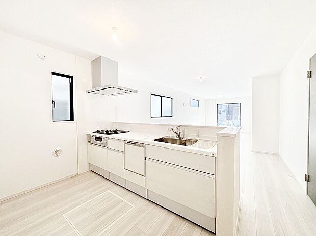 【ダイニングキッチン】ご家族の会話弾む対面キッチン。お料理中のパパママもご家族と過ごす時間が増えそう！