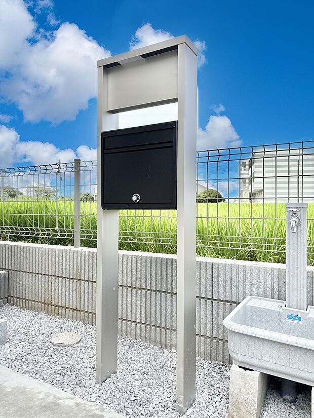 【その他現地】シンプルデザインのポスト。