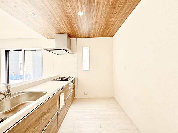 【ダイニングキッチン】爽やかな風が通り抜けるキッチン。窓があるので明るく換気にも役立ちます。