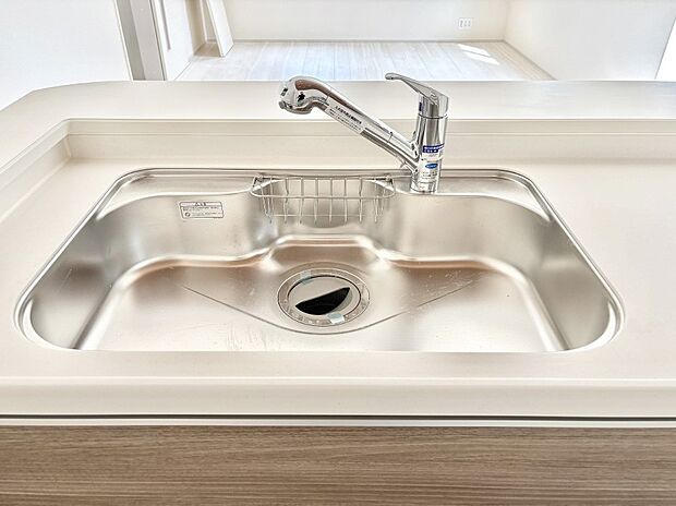 【その他設備(浄水器)】いつでも清潔なおいしいお水を。一つの水栓で水道水と浄水を使い分け。