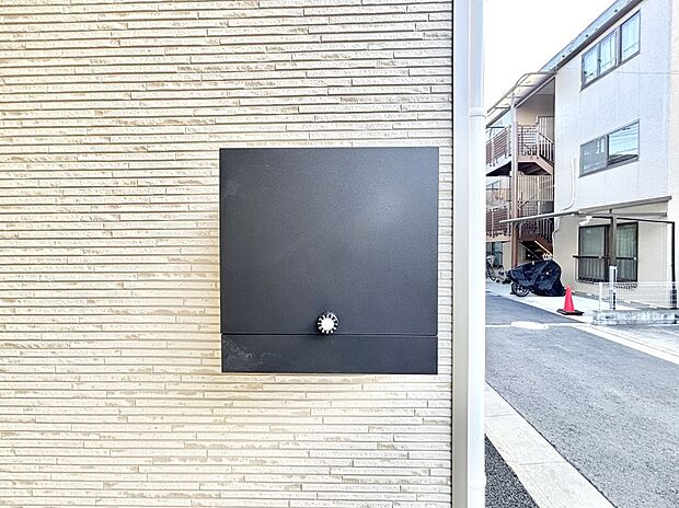 【その他現地】シンプルデザインのポスト。
