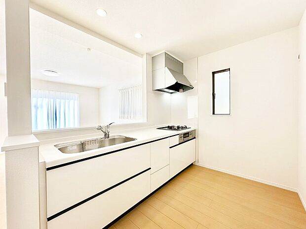 【ダイニングキッチン】爽やかな風が通り抜けるキッチン。窓があるので明るく換気にも役立ちます。