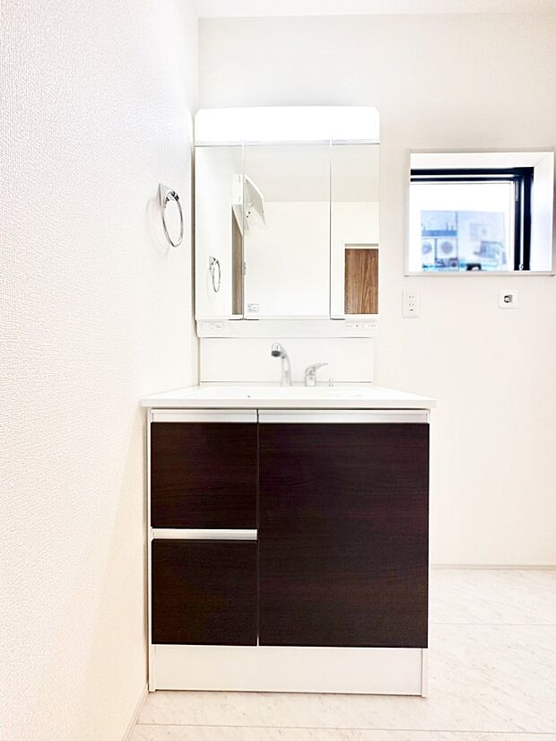 【洗面台・洗面所】スタイリングに便利な三面鏡、ミラーキャビネットで細かい物スッキリ