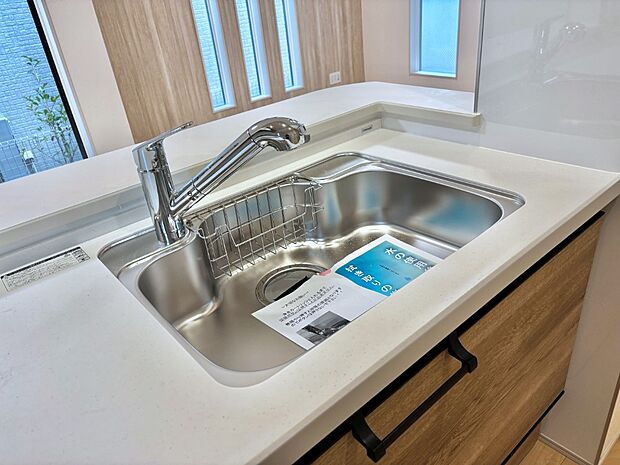 【その他設備(浄水器)】いつでも清潔なおいしいお水を。一つの水栓で水道水と浄水を使い分け。