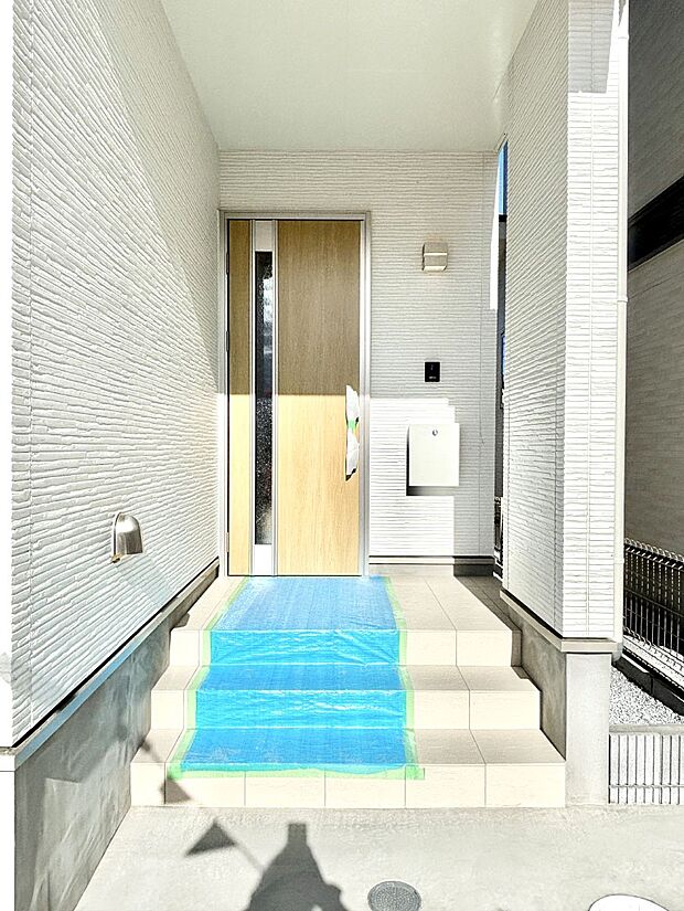 【玄関】大切な家族、来客を出迎える玄関。