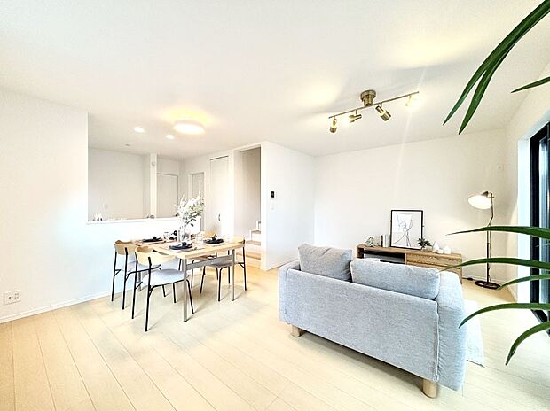 【リビング】ご家族の賑やかな話し声で包まれる明るいリビング