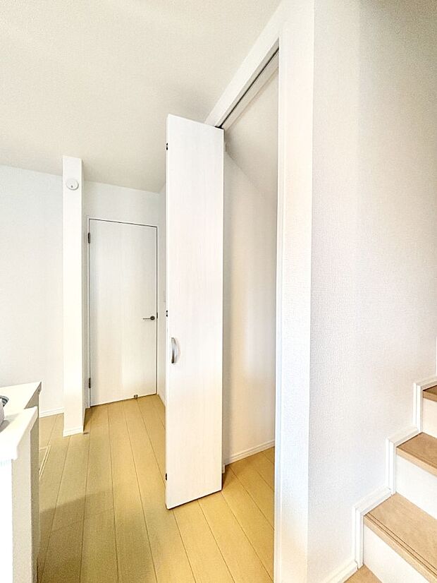 【その他設備(リビング収納)】リビング収納。ここに収納があると物が集まるLDKがスッキリ片付きそうですね。