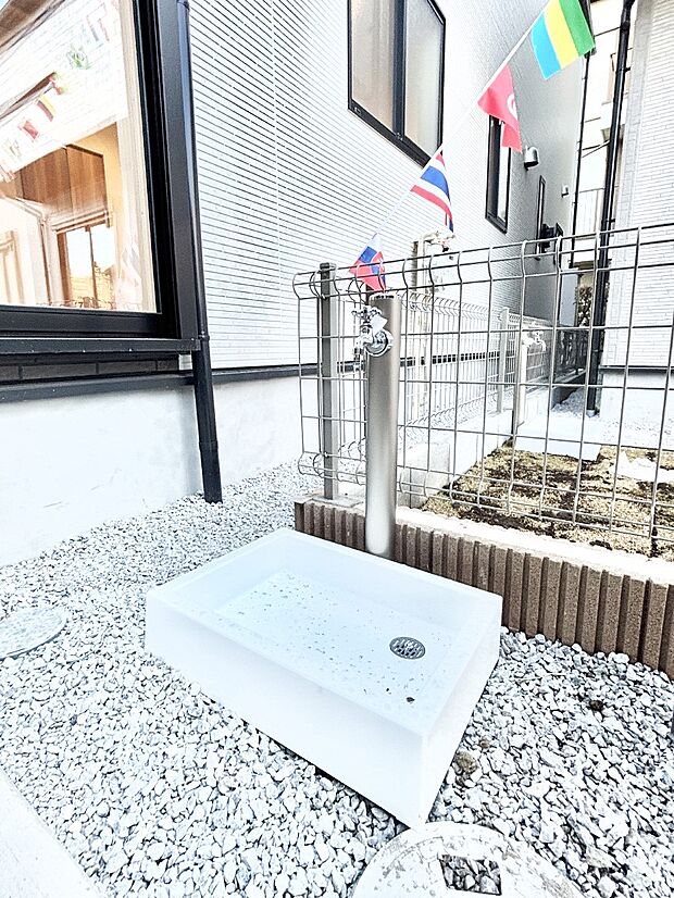 【その他現地】洗車や外掃除、お子さまの水遊びなどに便利な外水栓