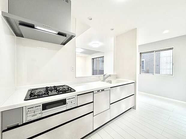 【ダイニングキッチン】料理をしながらでもご家族との会話を楽しめる対面キッチン