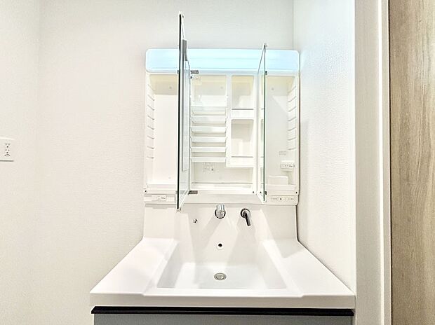【その他設備(三面鏡裏収納)】三面鏡の裏に、化粧品や衛生用品などを収納可能。洗面台をすっきりと保ちます！