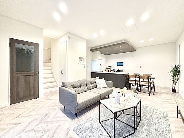 【リビング】ご家族の賑やかな話し声で包まれる明るいリビング