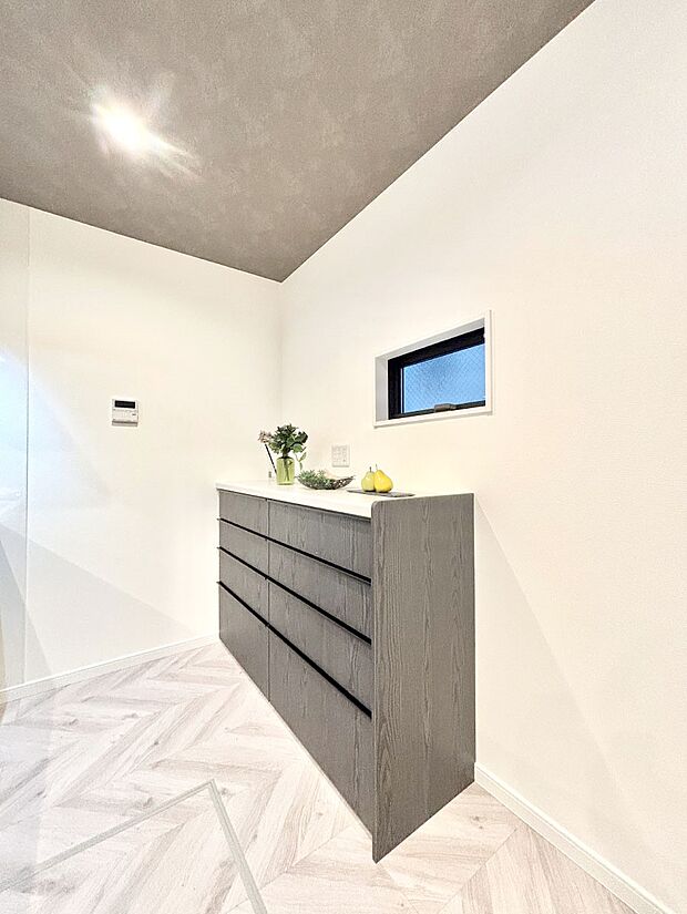 【その他設備(キッチンカップボード)】カップボードも標準装備 広々スペースでお料理しやすいキッチンです