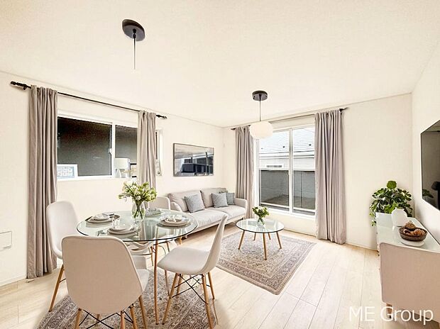 【リビング】ご家族の賑やかな話し声で包まれる明るいリビング  ※家具はCGです