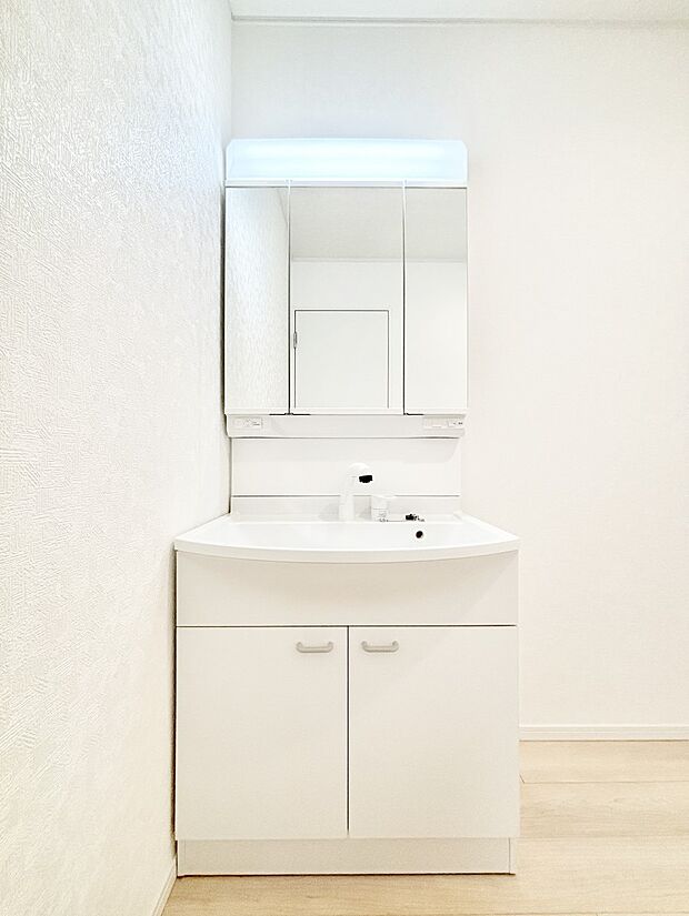 【洗面台・洗面所】大きく見やすい三面鏡で清潔感ある洗面台は、身だしなみチェックや肌のお手入れにおすすめです。