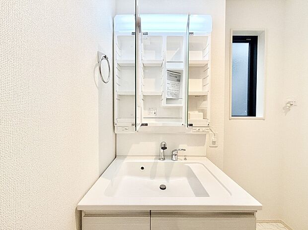 【三面鏡裏収納】三面鏡の裏に、化粧品や衛生用品などを収納可能。洗面台をすっきりと保ちます!