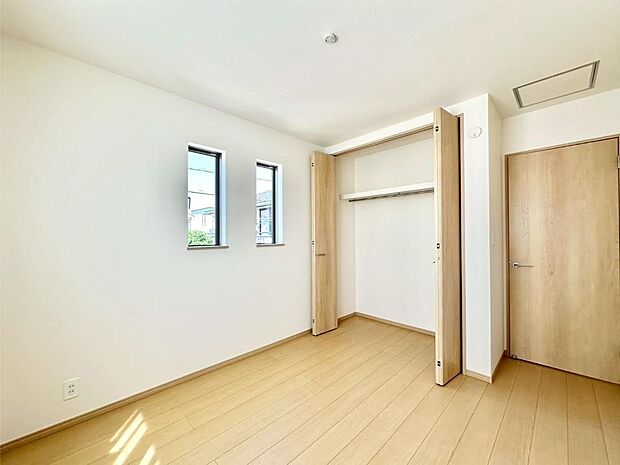 【寝室】収納が充実しているので居住スペースを広々使えます  