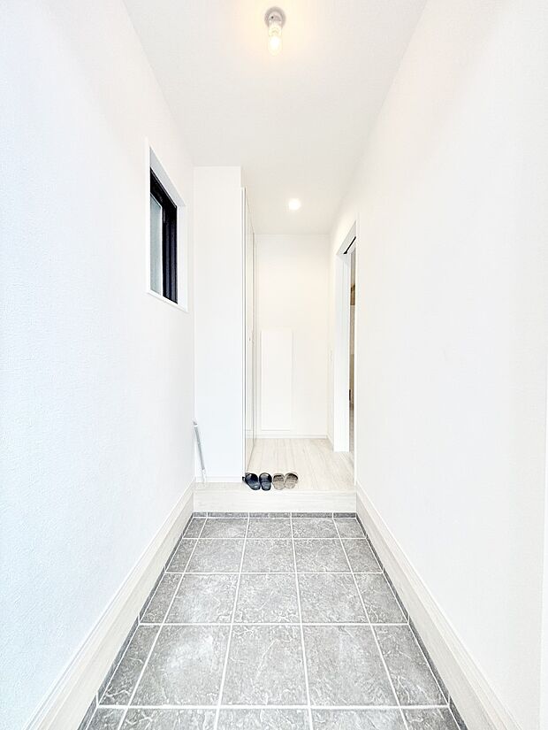 【玄関】家族の帰宅やお客様をあたたかく迎える玄関