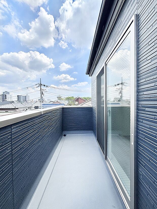 【バルコニー】ゆったりバルコニーだから沢山お洗濯ものを干せます。