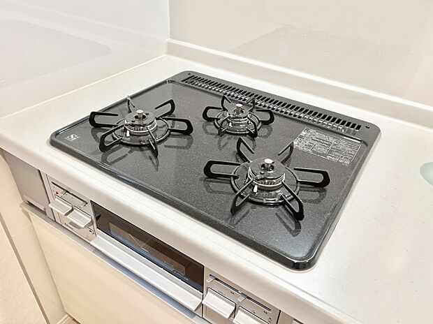 【Ｓｉセンサーコンロ】ガスコンロはＳｉセンサー搭載。火力調節や焦げ付き・消し忘れも防いでくれます。