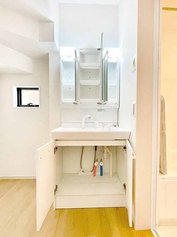 【三面鏡裏収納】三面鏡の裏に、化粧品や衛生用品などを収納可能。洗面台をすっきりと保ちます！