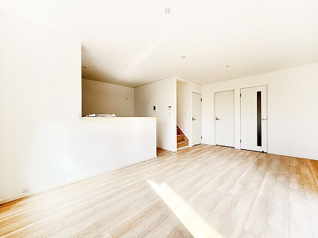 【ダイニング】家族の笑顔が自然と生まれてくる、そんな雰囲気のダイニングに仕上がっています。