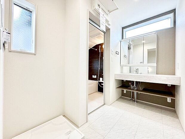 【脱衣場】清潔感ある洗面化粧室で朝の身支度も快適