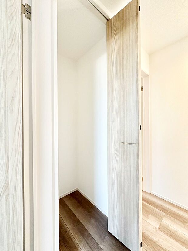 【収納】掃除用具や生活雑貨の保管に便利な廊下収納