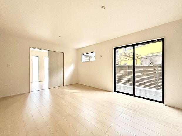 【ダイニング】大きな窓からたっぷりの陽光と風を感じられるリビング  