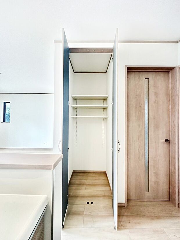 【リビング収納】物が集まりそうなLDKもスッキリ片付きます。  