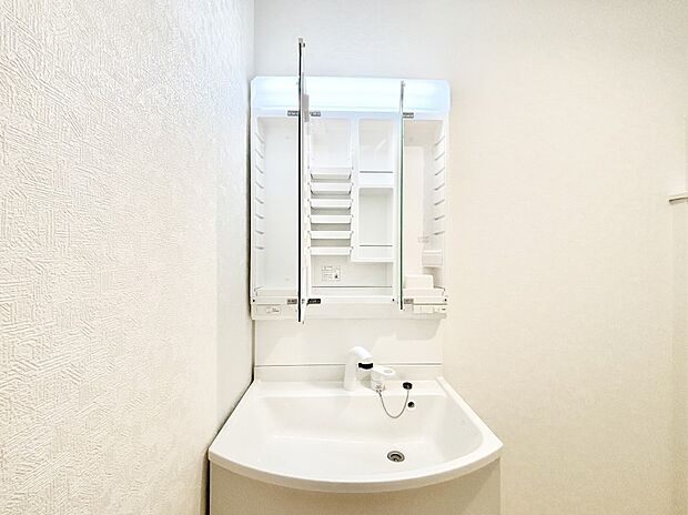 【三面鏡裏収納】三面鏡の裏に、化粧品や衛生用品などを収納可能。洗面台をすっきりと保ちます！