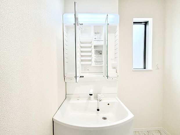 【三面鏡裏収納】三面鏡の裏に、化粧品や衛生用品などを収納可能。洗面台をすっきりと保ちます！