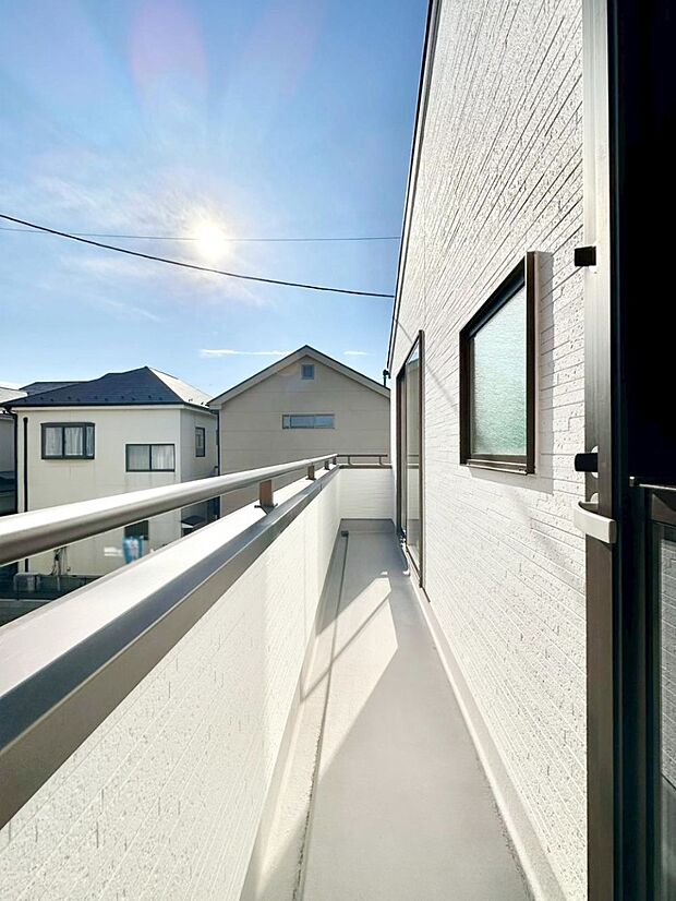 【バルコニー】ゆったりバルコニーだから沢山お洗濯ものを干せます。