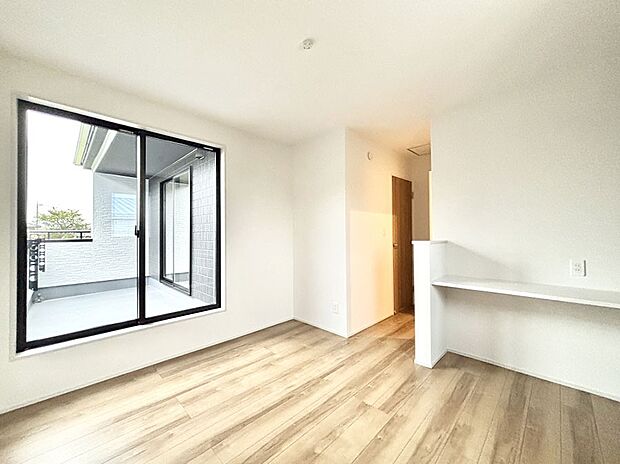 【洋室】明るいバルコニーサイドに洋室を設置。目覚めの良い寝室に。 