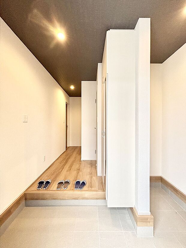 【玄関】家族の帰宅やお客様をあたたかく迎える玄関  