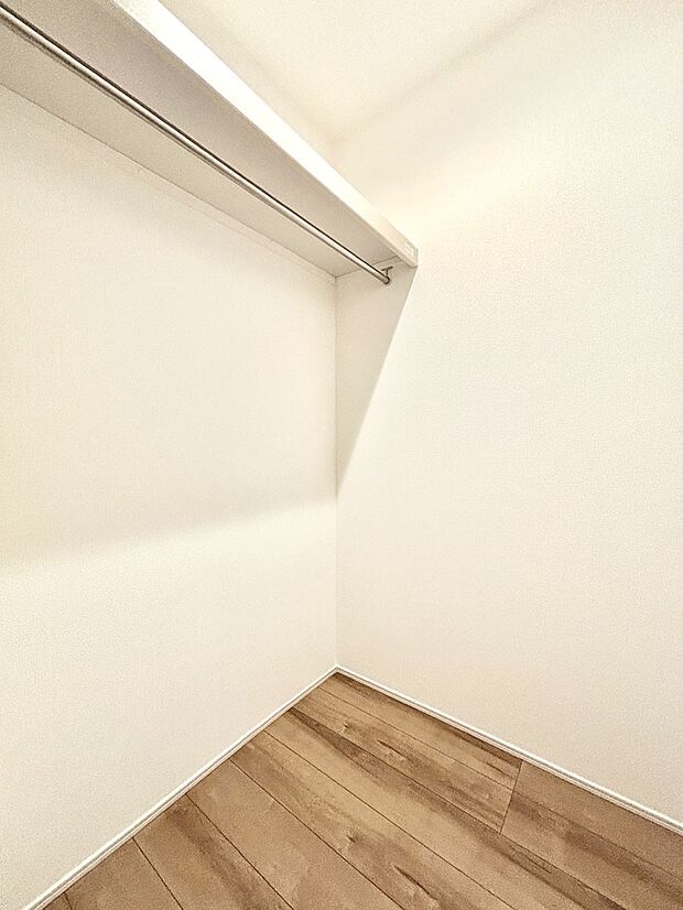 【ウォークインクローゼット】ウォークインクローゼット付きで生活空間を広く利用できます。