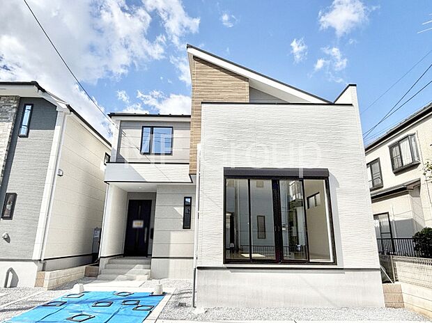 【現地外観写真】堂々完成！たっぷりの陽光と開放感に包まれる明るい住まい。