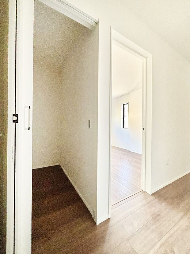 【収納】掃除用具や生活雑貨の保管に便利な廊下収納