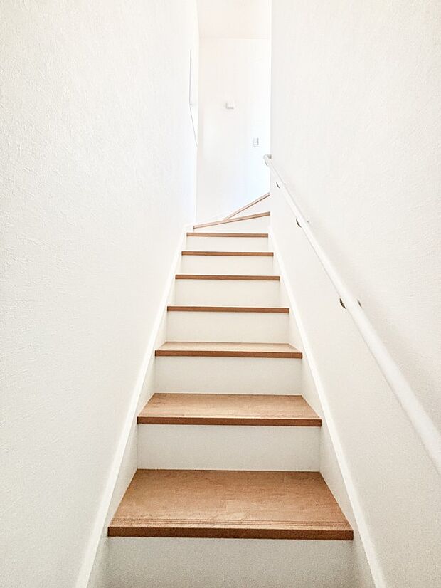 【その他内観】リビング階段が家族の笑顔と会話をつないでくれます