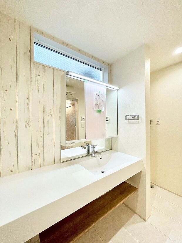 【ランドリースペース】窓のある明るいランドリースペース