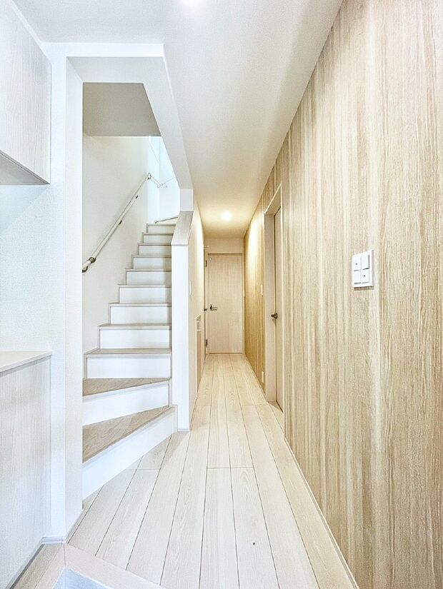 【玄関】明るい玄関はお客様をお出迎えするのにぴったりです！ 