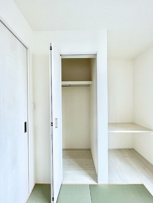 【収納】和室のクローゼット＆カウンター。奥行きがあるので厚手の衣類もすっきり収まります。